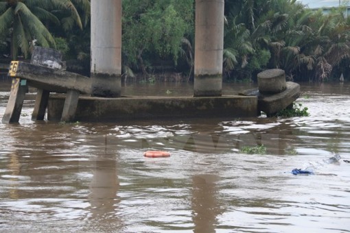 Sà lan bị bục nước, hai vợ chồng trẻ chết thảm