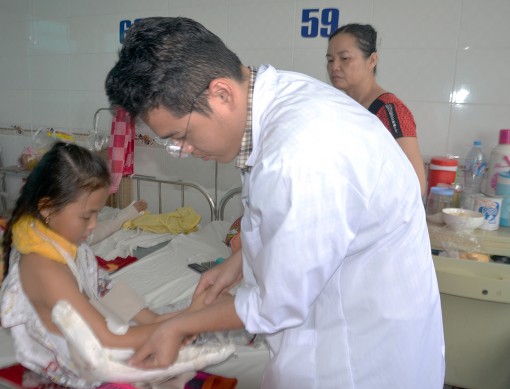 Điều trị gãy xương tay, chân ở trẻ em không cần mổ mở