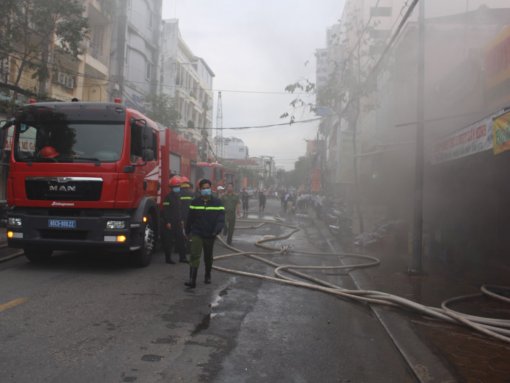 Cháy nhà ở đường Phan Đình Phùng, nhiều người dân, học sinh sơ tán