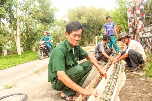 Cựu chiến binh tham gia xây dựng giao thông nông thôn