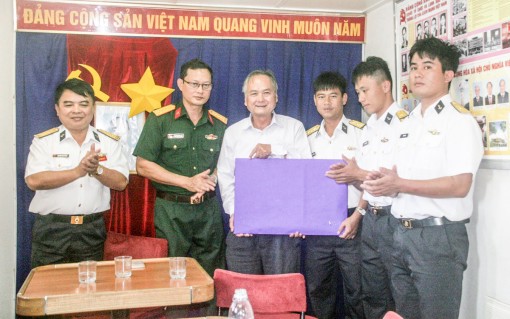 Hướng về biển, đảo quê hương