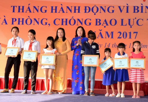 Chung tay chấm dứt bạo lực đối với

phụ nữ và trẻ em gái