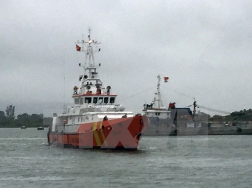 Cứu nạn thành công 12 ngư dân trong điều kiện thời tiết nguy hiểm