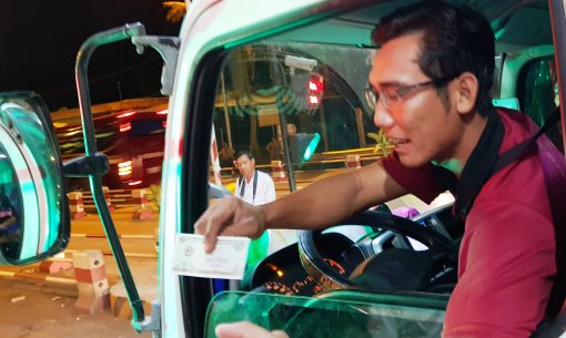 BOT Cai Lậy thu phí trở lại, thối 100 đồng cho tài xế