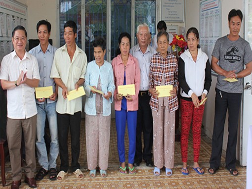 Tặng quà cho gia đình chính sách, học sinh có hoàn cảnh khó khăn tại xã Hòa Mỹ, huyện Phụng Hiệp