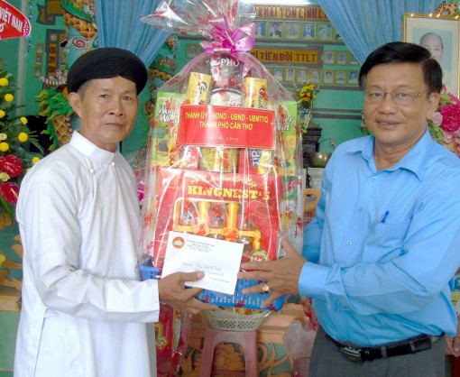Thăm, chúc mừng các chức sắc, chức việc, tín đồ đạo Cao Đài