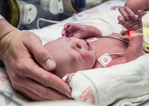 Em bé đầu tiên sinh ra từ tử cung cấy ghép ở Mỹ