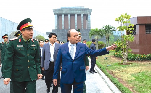 Thủ tướng Nguyễn Xuân Phúc thăm, làm việc

với Ban Quản lý Lăng Chủ tịch Hồ Chí Minh