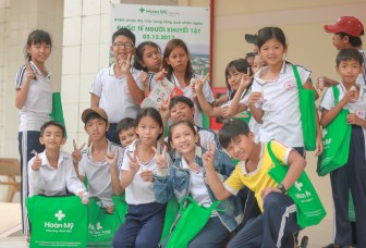 Bệnh viện Đa khoa Hoàn Mỹ Cửu Long tặng quà cho trẻ khuyết tật Bệnh viện Đa khoa Hoàn Mỹ Cửu Long tặng quà cho trẻ khuyết tật