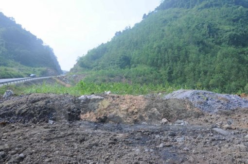 Thành phố Hồ Chí Minh: Phát hiện hành vi đổ bùn thải công nghiệp sai quy định