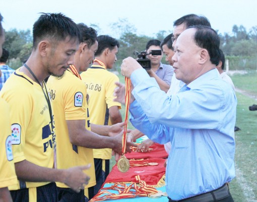 Cờ Đỏ vô địch môn bóng đá