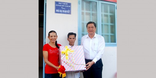 Bàn giao nhà đại đoàn kết cho hộ nghèo