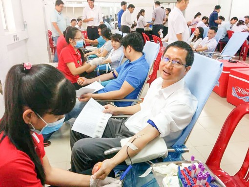 Thầy thuốc hiến máu cấp cứu, điều trị bệnh nhân