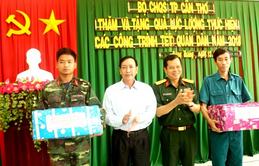 Thăm, động viên cán bộ, chiến sĩ

thực hiện các công trình

Tết Quân - Dân tại Cờ Đỏ