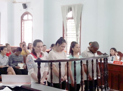 Nhiều phụ nữ “sập bẫy tình” qua Facebook 