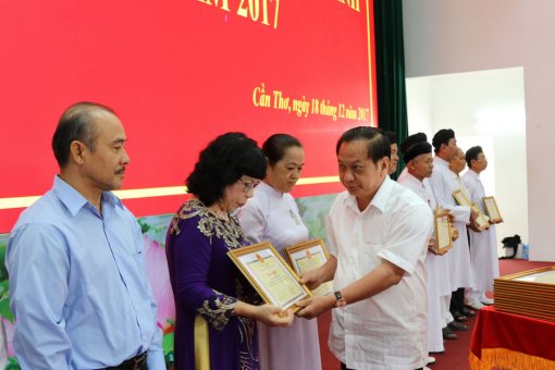 Họp mặt các vị chức sắc đạo Cao Đài và Tin Lành