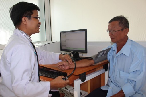 Dịp khánh thành, bệnh viện khám bệnh, phát thuốc miễn phí