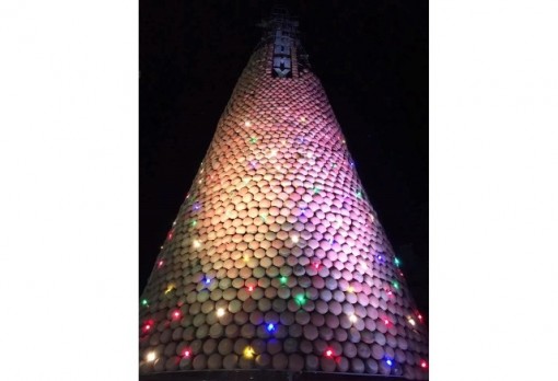 Cây thông Noel được làm từ 6.000 chiếc nồi đất