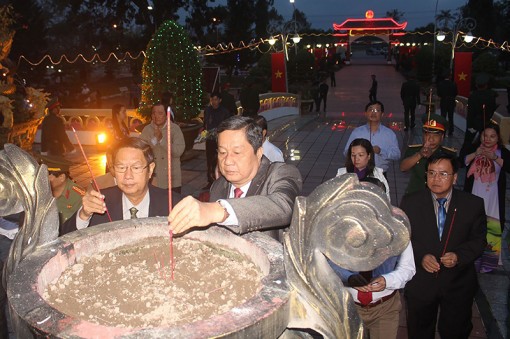 Lãnh đạo thành phố viếng nghĩa trang liệt sĩ