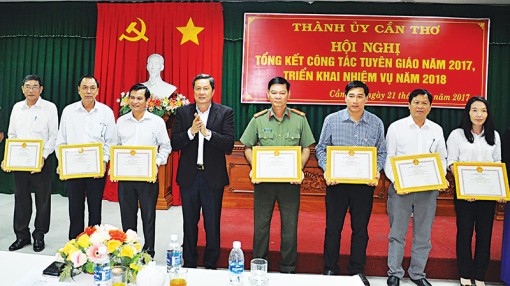 Nâng cao chất lượng công tác giáo dục chính trị tư tưởng để ngăn ngừa

sự suy thoái trong cán bộ, đảng viên