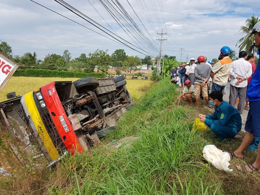 Xe buýt lật xuống ruộng làm một người chết, khoảng 20 người bị thương