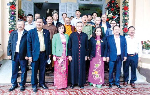 Lãnh đạo thành phố chúc mừng các vị 
chức sắc, đồng bào Công giáo, Tin lành 
nhân dịp lễ Giáng sinh
