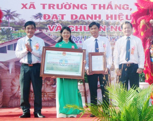 Trường Thắng ra mắt xã đạt danh hiệu Xã văn hóa và chuẩn nông thôn mới