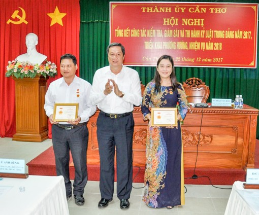 Tăng cường kiểm tra, giám sát, xử lý nghiêm những cán bộ, đảng viên làm việc không hết tinh thần trách nhiệm