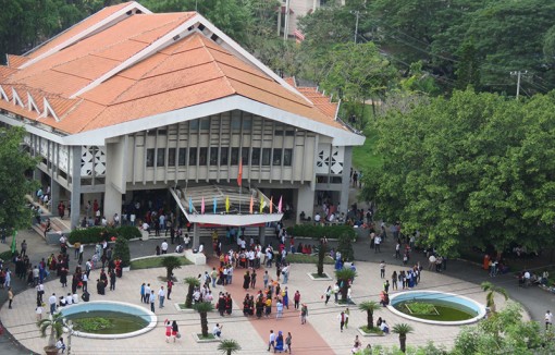 Tăng quyền tự chủ và

đẩy mạnh phân tầng đại học