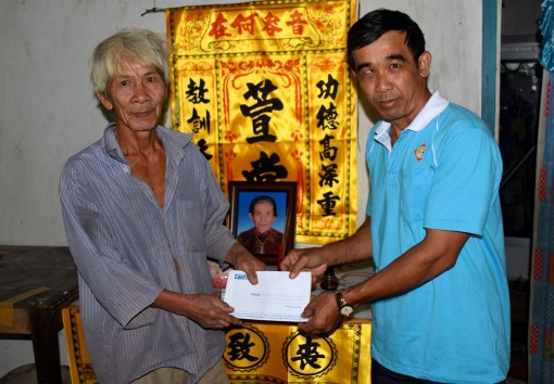 Trao tiền từ thiện cho gia đình cụ ông “70 tuổi, chăm sóc vợ bệnh hiểm nghèo và 3 người con tâm thần”