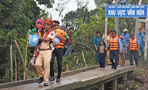 [Ảnh] Chủ động ứng phó và phòng, chống  bão số 16