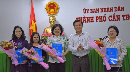 Triển khai các quyết định về công tác cán bộ