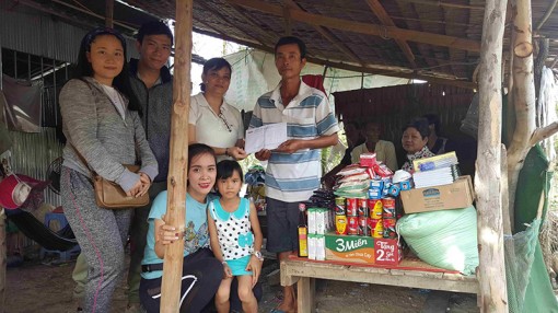 Nhóm bạn từ thiện của chị Trần Thị Tuyết Lan thăm và tặng quả cho hai hoàn cảnh thương tâm ở Phong Điền