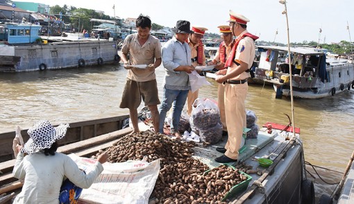 Tăng cường tuyên truyền luật giao thông đường thủy nội địa tại chợ nổi Cái Răng