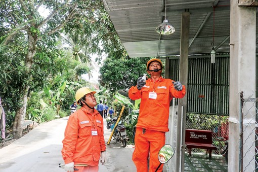 Ngành điện chung tay thực hiện “Thắp sáng đường quê”