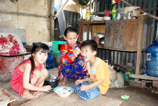 Người mẹ trẻ bán vé số nuôi hai con thơ dại