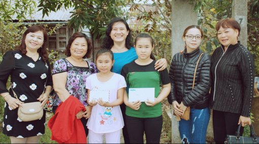 Trao tiền "Nâng đỡ những cảnh đời bất hạnh"