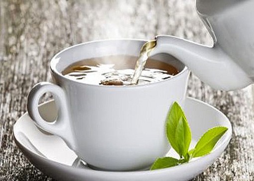 Uống trà nóng giảm nguy cơ mắc cườm nước