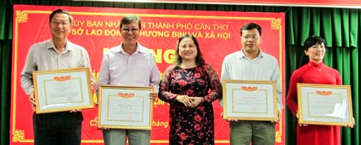 Tập trung thực hiện

các nhiệm vụ trọng tâm, đảm bảo an sinh xã hội