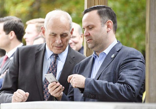 Nhà Trắng cấm

nhân viên sử dụng điện thoại cá nhân