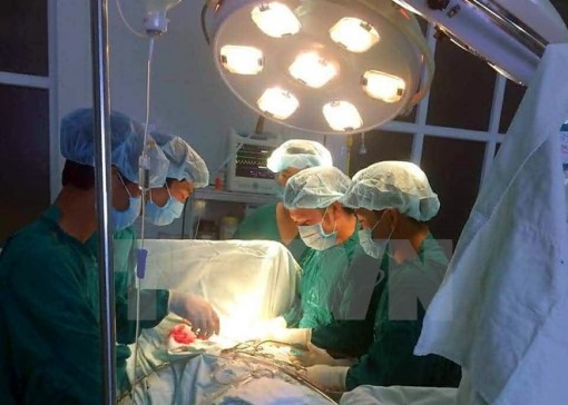 Vấp ngã khi cầm bát cơm, bé gái 2 tuổi bị mảnh sành đâm thủng cổ