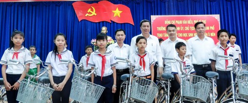 Huy động hơn 34 tỉ đồng cho quỹ khuyến học
