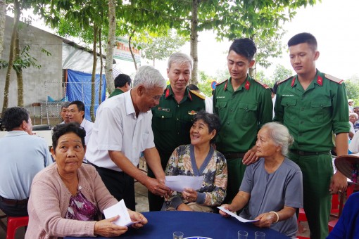 Ban liên lạc Cựu chiến binh Tiểu đoàn Tây Đô phối hợp khám bệnh, tặng quà gia đình người có công