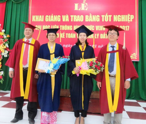 Trao bằng tốt nghiệp cho 81 tân cử nhân, kỹ sư