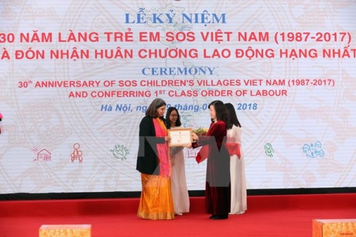 Làng trẻ em SOS Việt Nam đón nhận Huân chương Lao động hạng nhất