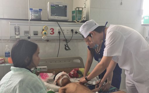 Nghi cha pha thuốc trừ sâu vào sữa đầu độc 3 con, rồi tự tử