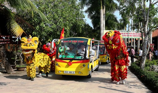 Làng du lịch Mỹ Khánh khai trương

nhà hàng Nhà cổ Hoa Sen và dịch vụ xe điện