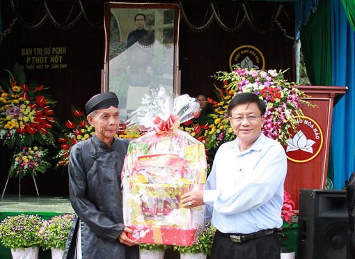 Thăm, chúc mừng Đại lễ 98 năm Đản sinh Đức Huỳnh Phú Sổ