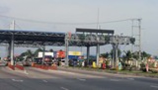 Cắm biển cấm dừng xe quá 5 phút tại các trạm thu phí