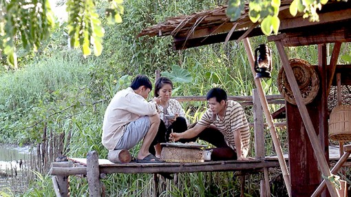 Nghĩa tình trong

“Nghiêng nghiêng dòng nước”